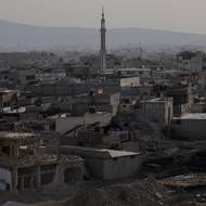 Mnoho žáků se narodilo v exilu v Jordánsku, Egyptě nebo Libanonu. Ti, kteří chodili do školy v Turecku, „mají potíže s arabštinou, kterou mluví, ale neumí psát“, řekl agentuře AFP zdroj z místního školství.

(Darája, 12. listopadu.)