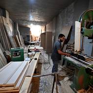 Některé oblasti jsou plné činnosti, dělníci opravují střechy, fasády poškozené bombami nebo vodní čerpadla. Mnohé z nábytkářských dílen, kterými bylo město dlouho proslulé, obnovilo provoz.

(Syrský tesař Mohammed Nakkash (31), jehož dvě děti se narodily v exilu v Turecku, třídí dřevo ve své dílně v Daraji, 29. října.)