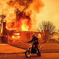 Požár Eaton v oblasti Altadena v okrese Los Angeles v Kalifornii. Druhé největší město Spojených států nikdy nečelilo požáru takového rozsahu, který byl způsoben extrémním suchem a silnými větry. (8. ledna)
