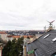 Socha má rozpětí křídel 2,8 metru, vysoká je 1,3 metru.