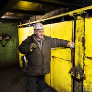 Výtah, který vede do podzemí. První horníky svezl při otevření dolu 19. prosince 1968.