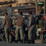 Mauritánská policie kontroluje doklady migrantů během razie v Nouakchottu v Mauritánii, 16. července.