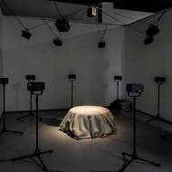 Instalaci Resonant Shelter vytvořila Polina Khatsenka.