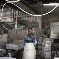 Podle nedávné zprávy generálního tajemníka OSN se rozšiřují nejrychlejším tempem od roku 2017, kdy OSN začala tyto údaje sledovat.

(Mahmúd aš-Šejch (62) se řezáním kamene zabývá již 40 let, vyfoceno v továrně na řezání kamene v Beit Fajar, 10. listopadu.)