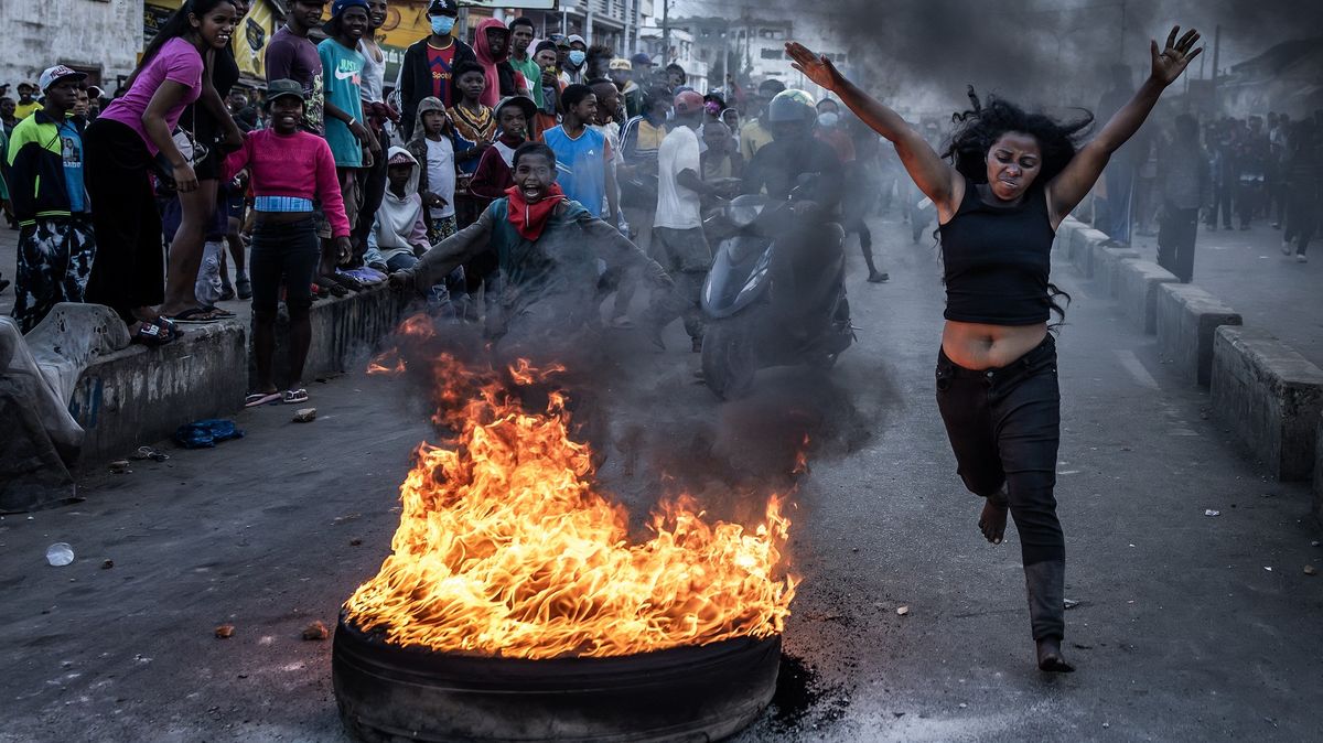 Světem se prohnala lavina revolucí Generace Z, mladí svrhávali režimy