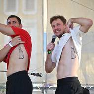 Stanley Cup vyhráli s Floridou dva Češi - (zleva) Tomáš Nosek s Vítkem Vaněčkem. Vyhrát NHL je nejtěžší disciplínou v hokeji, takže si trofej nechali i oba zvěčnit na levý bok.