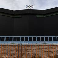 Stihne se všechno včas? Olympijský stadion v Cortině d’Ampezzo je ze všech stran oplocen a uvnitř pracují desítky dělníků. 