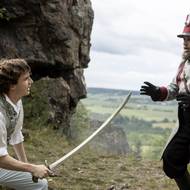 Vlevo je Oskar Hes jako Armin.