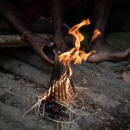 Zvíře opálil nad ohněm, aby spálil srst, pečlivě ho rozporcoval a maso rozdělil mezi členy komunity, přičemž největší rodiny dostaly největší podíly. „Pokaždé, když lovíme, jsem šťastný. Je to naše jídlo,“ řekl reportérům agentury AFP.