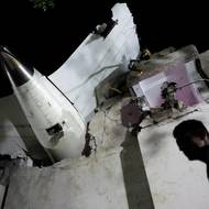 Letadlo společnosti Air India mířící do Londýna havarovalo při vzletu z letiště v indickém Ahmadábádu. (12. června)