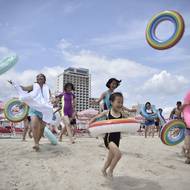 Severní Korea dokončila výstavbu rozsáhlé turistické zóny Wonsan na východním pobřeží. Jde o klíčový projekt, který diktátor Kim Čong-un již několik let prosazuje v rámci podpory cestovního ruchu. (1. července)