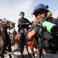 Střet policie s demonstranty před federální budovou v centru Los Angeles během demonstraci „No Kings Day“. 14. června probíhalo zhruba 1500 demonstrací po celých Spojených státech proti administrativě Donalda Trumpa a její politice.