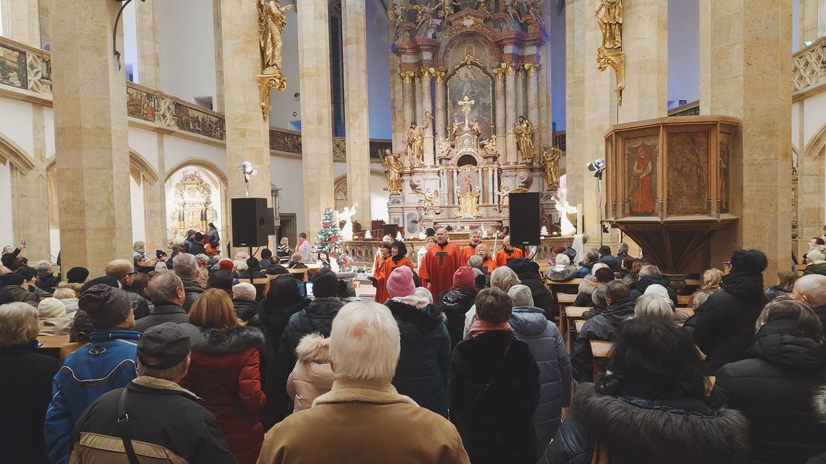 Uvnitř se občas konají i mše.