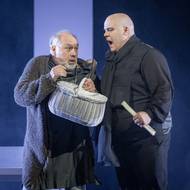  Jiří Sulženko jako kostelník a Joseph Gansert v roli barona Scarpii.