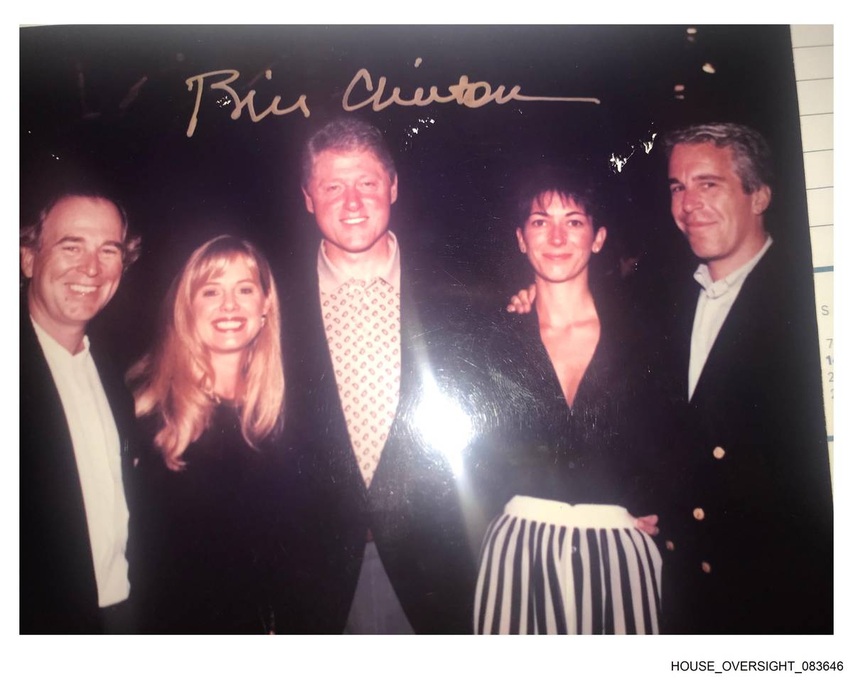 Bývalý americký prezident Bill Clinton (uprostřed). Dále Ghislane Maxwellová (druhá zprava) a Jeffrey Epstein (vpravo), oba odsouzení za sexuální delikvenci. Mluvčí Clintona podle BBC dříve připustil, že prezident několikrát letěl Epsteinovým soukromým letadlem.