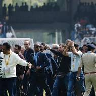 „Kolem Messiho byli jen politici a herci… proč nás tedy sem volali? Máme lístky za 12 000 rupií a ani jsme neviděli jeho obličej,“ stěžoval si jeden fanoušek pro indickou agenturu ANI.