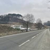 Platí to i pro úsek mezi Ostrovem a Vysokým Mýtem, který zprovozní příští rok. Z auta je vidět po levé straně. 