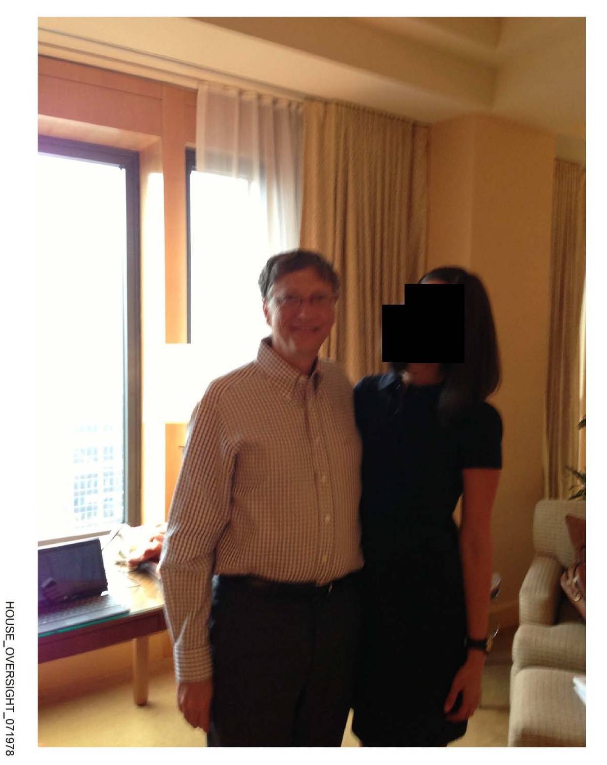 Americký podnikatel a spoluzakladatel Microsoftu Bill Gates vedle neznámé dívky.