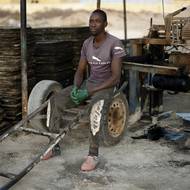 Migranti a lidskoprávní organizace hlásí výrazný nárůst policejních kontrol v Mauritánii po podpisu dohody s Evropskou unií o potírání migrace. (Garry Ndajy v cihlářské dílně pod širým nebem na okraji Nouakchottu v Mauritánii, 27. února.)