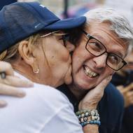 Volební boje o Jihomoravský kraj. Karlu Havlíčkovi se na kampani v Brně dostalo i projevů obdivu od fanynek. (16. září)