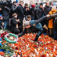 Památník na Národní třídě byl od časného rána v obklopení davu lidí. Na pád socialismu a nástup demokracie vzpomínali lidé po celé zemi. (17. listopadu)