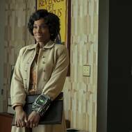 Frances Turner jako Barb.