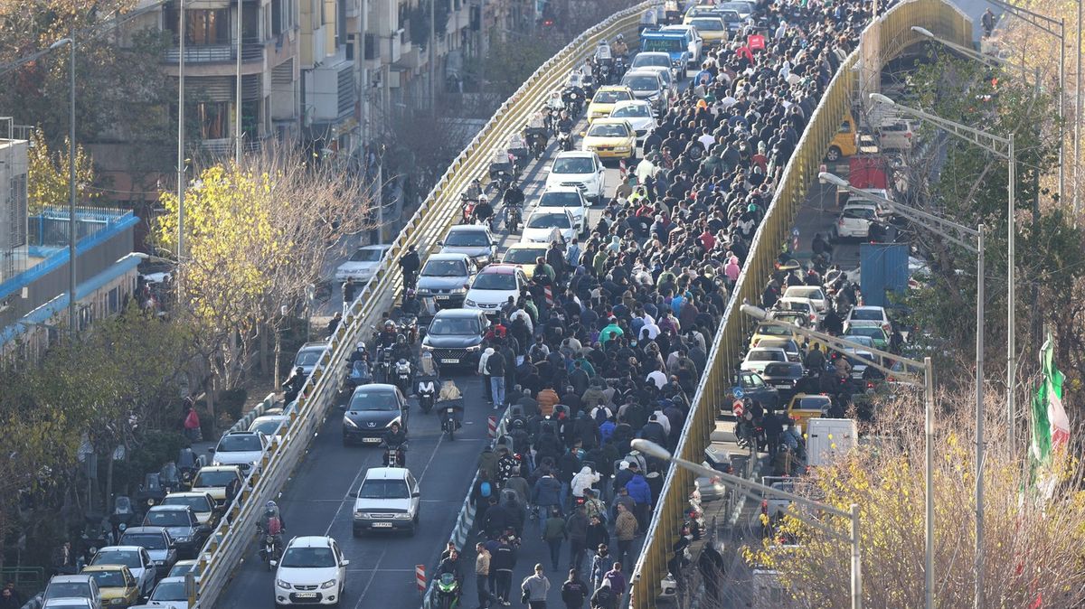 https://d39-a.sdn.cz/d_39/c_img_og_A/kOzkBkwYBTqAqfKxtFXJB0G/b2ff/iran.jpeg?fl=cro%2C0%2C72%2C1400%2C787%7Cres%2C1200%2C%2C1