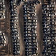 Spálená auta po lesním požáru v Dymi poblíž řeckého města Patras. (14. srpna)