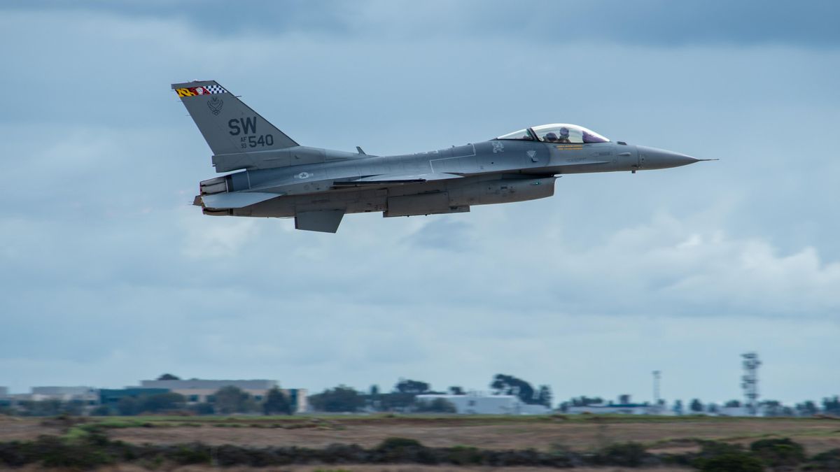 Letoun F-16 sestřelil v Rumunsku další dron