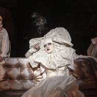 Renáta Matějíčková jako Katynka alias Joan Vollmer obklopena dětmi, Janem Bartolomějem Bartákem a Emmou Marklovou.