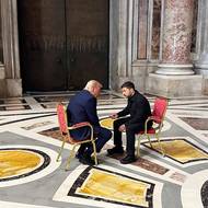 Volodymyr Zelenskyj a Donald Trump během pohřbu papeže Františka v bazilice sv. Petra. (Vatikán, 26. dubna)