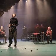 Tomáš Dalecký jako Wilhelm alias Burroughs a jeho puška s čarovnými kulkami. Za ním stojí kapela vedená Janem Alešem a soubor s maskami, zleva Róbert Nižnik coby Bertram, Radek Melša jako Robert, Zoja Oubramová v roli stařenky, Pavol Smolárik jako Kuno a Daniela Špinar coby ďábel.