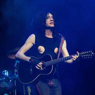 Ten se skupinou ještě v roce 2023 slavil výročí alba Černý kočky mokrý žáby.