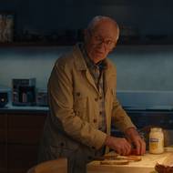 Jim Broadbent jako Peter Schneider.