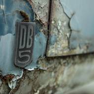 Raritní Aston Martin DB5 před renovací a po ní. Cena vzrostla tisíckrát.