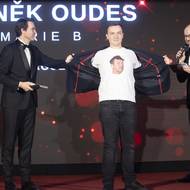 Sommeliérskou cenu si odnesl Zdeněk Oudes z Marie B. Na tričku má šéfkuchaře Oldřicha Sahajdáka.