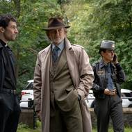 Josh O’Connor jako Jud a Daniel Craig v roli Benoita Blanca.