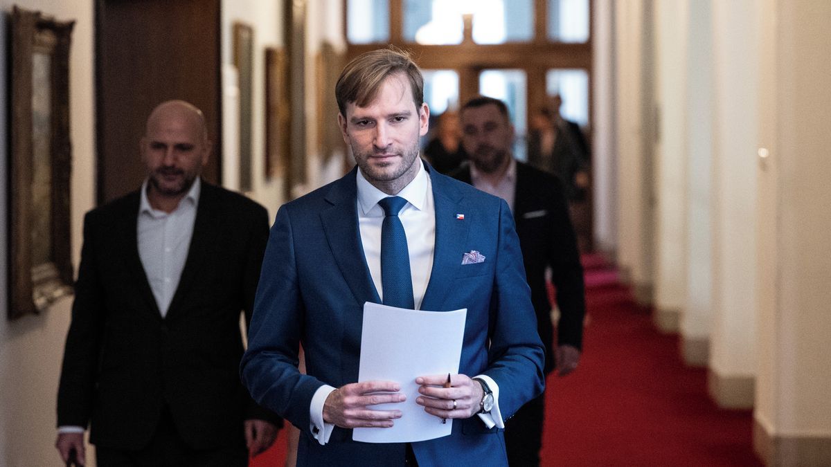 Kauza defibrilátory: Ministr vyčkává, až mu dodají podrobnou zprávu