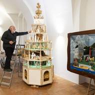 Vladimír Glaser připevňuje v předvečer otevření výstavy poslední figury do věže. Expozice se otevřela 20. prosince a potrvá až do 4. ledna. Celkově se tu představuje 87 různých betlémů, 12 z nich veřejnost uvidí poprvé.