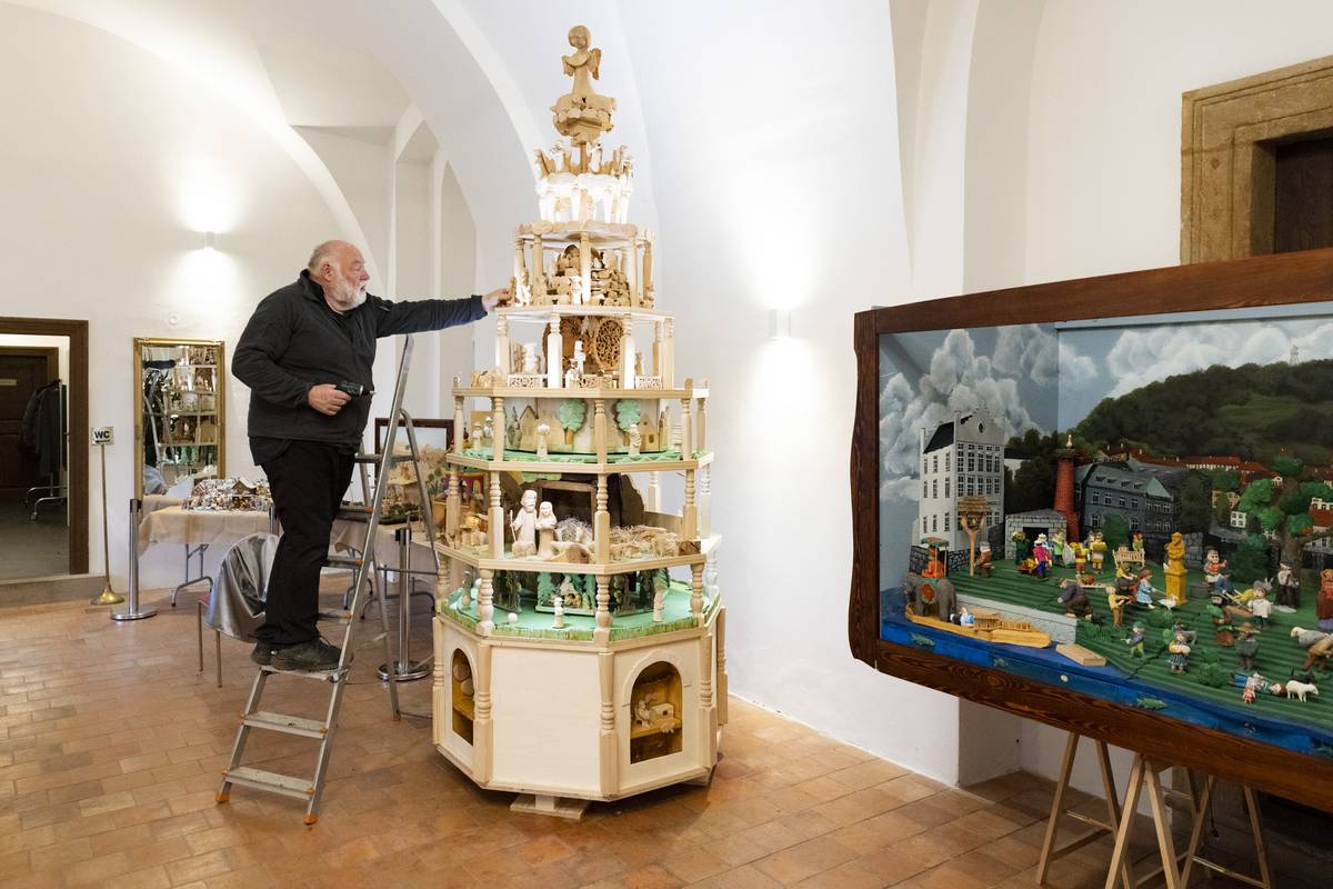 Vladimír Glaser připevňuje v předvečer otevření výstavy poslední figury do věže. Expozice se otevřela 20. prosince a potrvá až do 4. ledna. Celkově se tu představuje 87 různých betlémů, 12 z nich veřejnost uvidí poprvé.