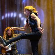 Jeden z největších potlesků na Colours sklidil osmasedmdesátiletý veteránk punk rocku Iggy Pop, který zpíval do půl těla nahý. Neopomněl zahrát ani známé skladby jako je Lust for Life či The Passenger, obě z alba natočeného roku 1977 s Davidem Bowiem v Berlíně. (18. července)