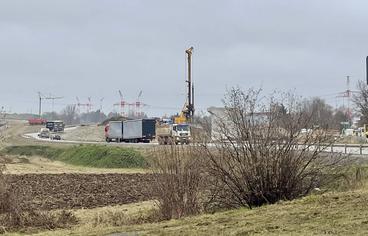 Na severní trase rychle přibývá nové těleso dálnice D35.