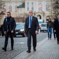 Míří k Jízdárně Pražského hradu, kde natočí svůj třetí prezidentský projev. 