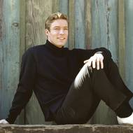 29. března. Ve věku 90 let zemřel americký herec Richard Chamberlain, který se proslavil v 60. letech v seriálu Dr. Kildare a později v minisériích Šógun či Ptáci v trní.