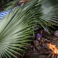 V mnoha případech jsou domorodci oběťmi snah o ochranu životního prostředí, a to navzdory studiím, které podle agentury AFP ukazují, že nízká intenzita, s jakou domorodci využívají lesy, často pomáhá chránit biologickou rozmanitost. To si uvědomují i někteří úředníci v Thajsku.