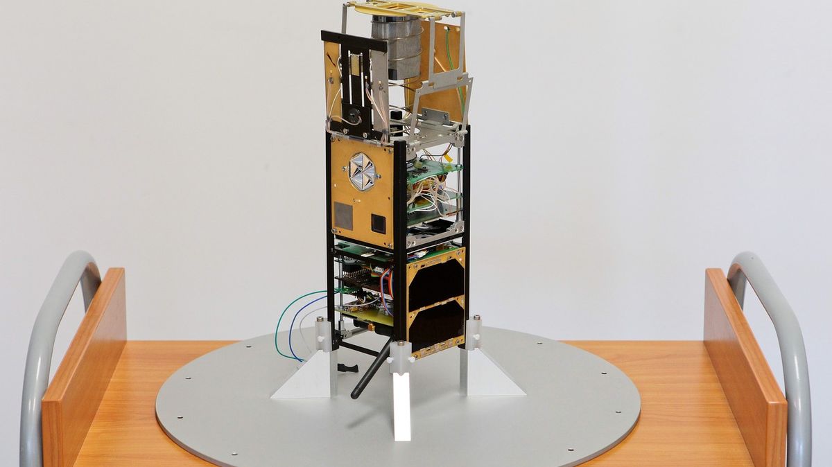 V neděli zanikl první český satelit, sledoval radiační prostředí a gama záblesky