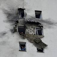 Pohled na vícepodlažní obytnou budovu poškozenou při útoku ukrajinských dronů ve Vidnoji. (Moskevská oblast,  11. března)