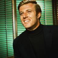  Ve věku 89 let zemřel 16. září americký herec a oscarový filmový režisér Robert Redford, který se proslavil ve snímcích jako Butch Cassidy a Sundance Kid, kde si zahrál po boku Paula Newmana, nebo Všichni prezidentovi muži o odkrývání aféry Watergate, kde s Dustinem Hoffmanem ztvárnili reportéry deníku The Washington Post. Za svůj režijní debut Obyčejní lidé pak Redford na začátku 80. let získal Oscara.