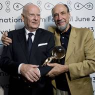 Křišťálový glóbus předal Pištěkovi americký herec F. Murray Abraham (vpravo), známý rolí Salieriho z Amadea.