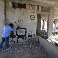 Šorba přišel do Daráji v roce 2013 z nedalekého Damašku, aby se připojil k rebelům, ěl s sebou jen oblečení, tužky, skicák a arabský překlad románu Victora Huga Bídníci. Zůstal tam tři roky, snášel obléhání a bombardování, jedl plevel a divoké byliny, aby přežil. V srpnu 2016 byl spolu s ostatními bojovníky a obyvateli evakuován do povstalci kontrolované severozápadní Sýrie.